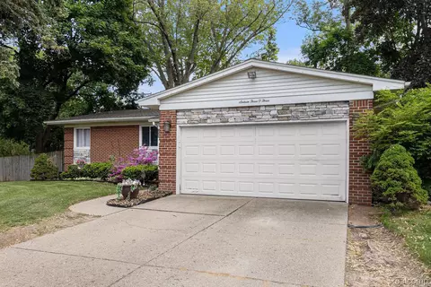 16303 Pollyanna St, Livonia, MI 48154