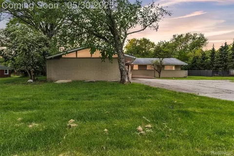 22929 Wrexford Dr, Southfield, MI 48033
