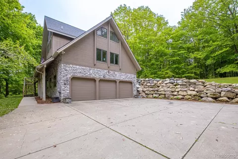 4076 Cross Rd, White Lake, MI 48386
