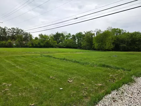 7585 Pontiac Trl, West Bloomfield, MI 48323