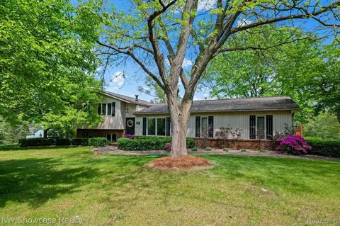 6690 Cuthbert Rd, White Lake, MI 48386