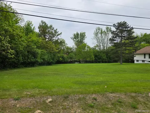 7545 Pontiac Trl, West Bloomfield, MI 48323
