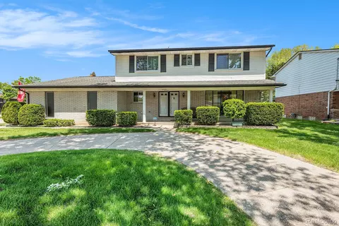 18951 Sioux St, Clinton Township, MI 48036