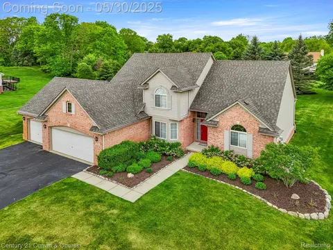 6711 Teluride Dr, White Lake, MI 48383