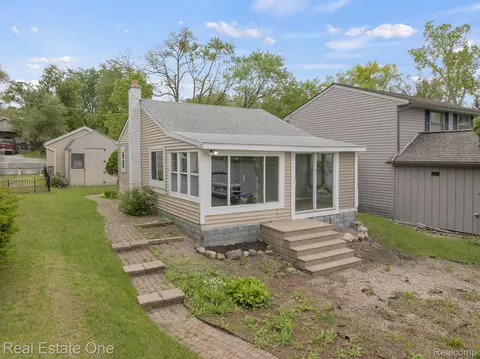 8870 Rushside Dr, Pinckney, MI 48169