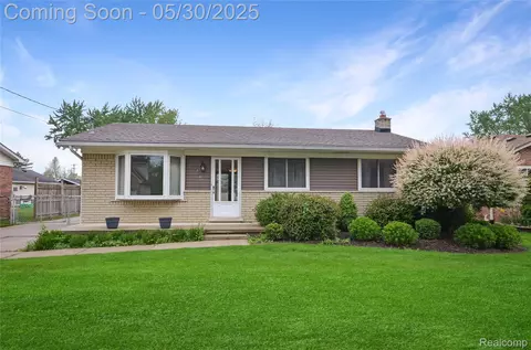 2103 Oakcrest Rd, Sterling Heights, MI 48310