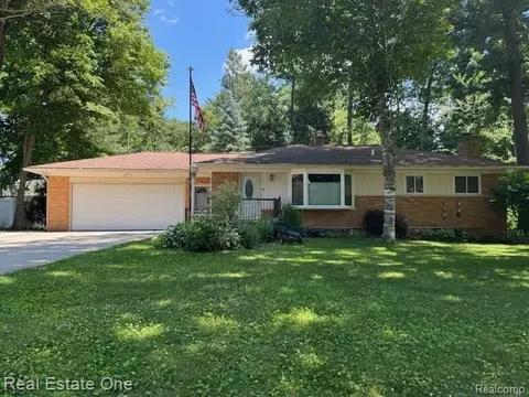 5860 Hummingbird Ln, Independence, MI 48346