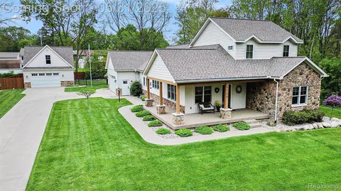 1130 S Leroy St, Fenton, MI 48430