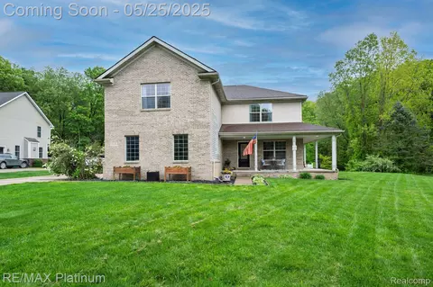 2038 Pine Bluffs Ct, Highland, MI 48357