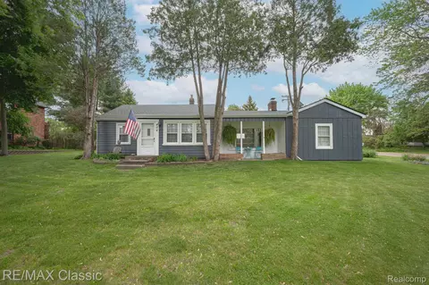 406 Common St, Walled Lake, MI 48390