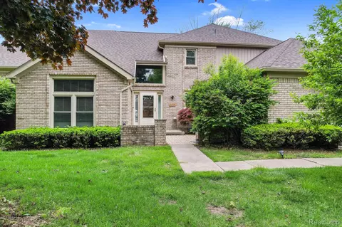 6655 Mountain Dr, Troy, MI 48098