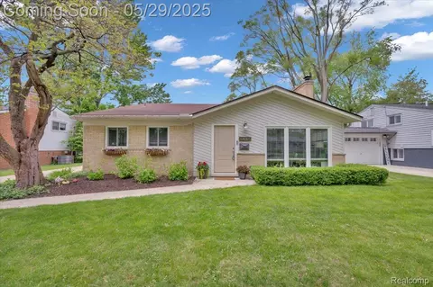 1227 Sycamore Dr, Rochester, MI 48307
