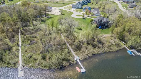 14265 Wright Dr, Fenton, MI 48451