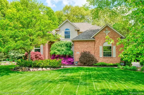 6276 Chad Ct, Brighton, MI 48116