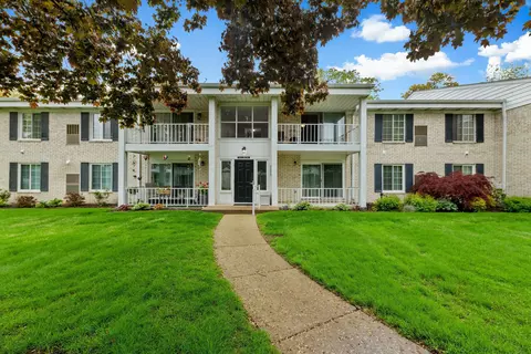 35980 Ann Arbor Trl 2 Trl, Livonia, MI 48150