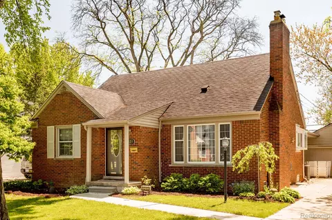 1211 Torrey Rd, Grosse Pointe Woods, MI 48236