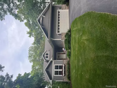 8711 Chambers Rd, Pinckney, MI 48169
