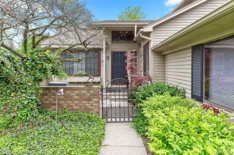 7207 Creeks Bend Dr, West Bloomfield, MI 48322