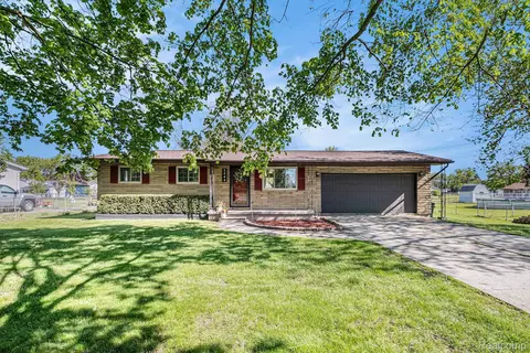 2444 W Maple Ave, Flint, MI 48507