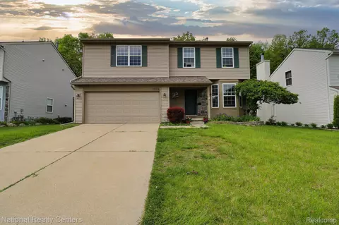 5626 Lockwood Dr, Waterford, MI 48329