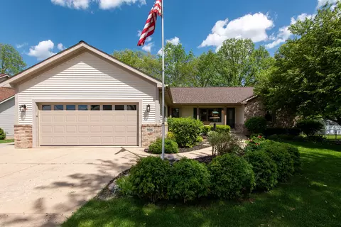 906 Village Dr, Davison, MI 48423