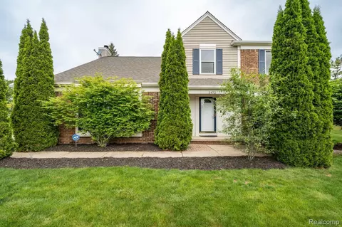 5472 Charrington, West Bloomfield, MI 48324