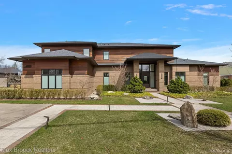 6925 Meadowlake Rd, Bloomfield Hills, MI 48301