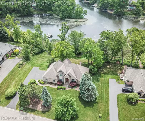 8342 Islandview Ct, Brighton, MI 48114