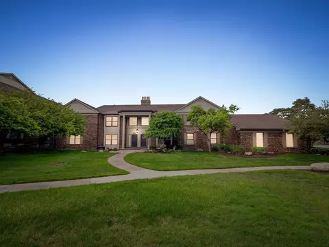 4410 Knightsbridge Ln, West Bloomfield, MI 48323