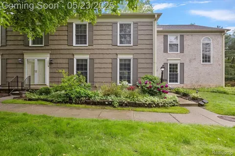 1477 Carriage Ln, Rochester Hills, MI 48306