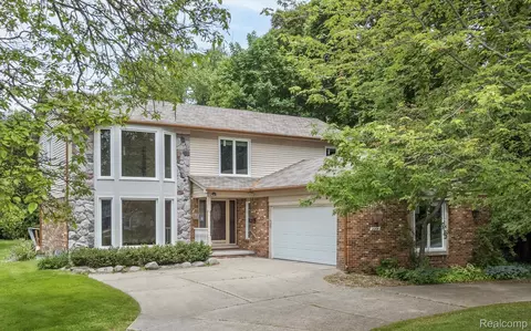 2264 W Maple Rd, Bloomfield Hills, MI 48301