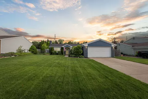 1255 Meadowood Dr, Waterford, MI 48327