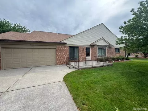 20433 Birch Meadow Dr, Clinton Township, MI 48036