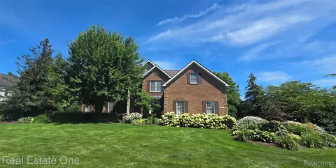 3088 Exeter Dr, Milford, MI 48380