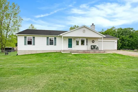 6643 Farm Ln, Handy, MI 48836