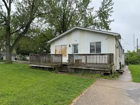 560 Mcmunn St, South Lyon, MI 48178