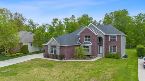 5325 Shorewood Dr, Fort Gratiot, MI 48059