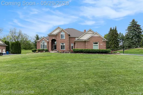 36 Knorrwood Dr, Oakland, MI 48306
