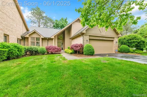 29739 Nova Woods Dr 32 12 Dr #32, Farmington Hills, MI 48331