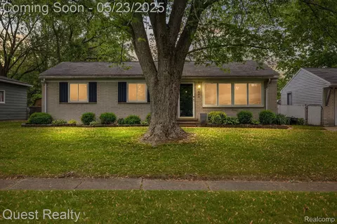 3680 Shoals St, Waterford, MI 48329