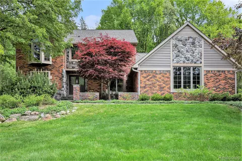7254 Dark Lake Dr, Independence, MI 48346
