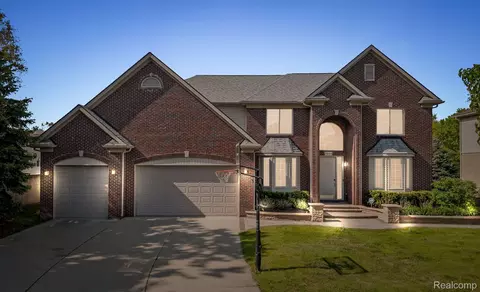 1231 Burns Dr, Troy, MI 48083
