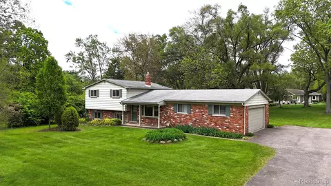 3010 Warner Dr, West Bloomfield, MI 48324
