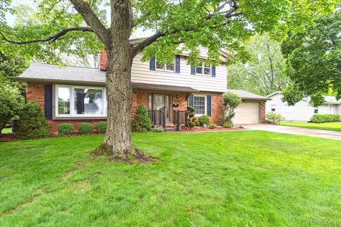 11217 Woodbridge Dr, Grand Blanc, MI 48439