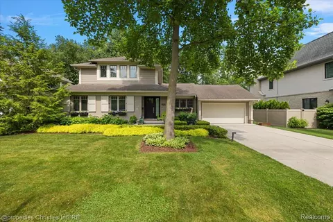 925 Larchlea Dr, Birmingham, MI 48009