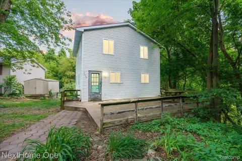 7469 Longworth Dr, Brighton, MI 48116
