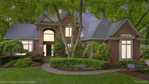 7092 S Oak Crt Ct E, West Bloomfield, MI 48323