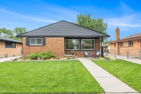 24504 Princeton St, Saint Clair Shores, MI 48080