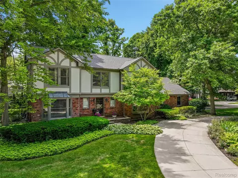 3445 Medford Dr, Troy, MI 48084
