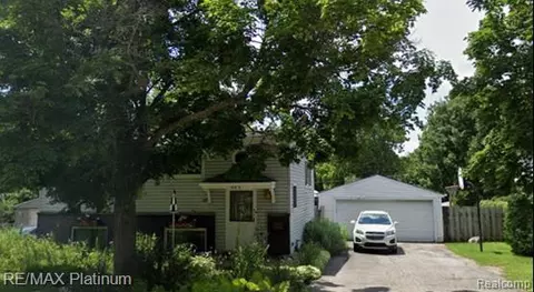 971 Panorama Dr, Milford, MI 48381